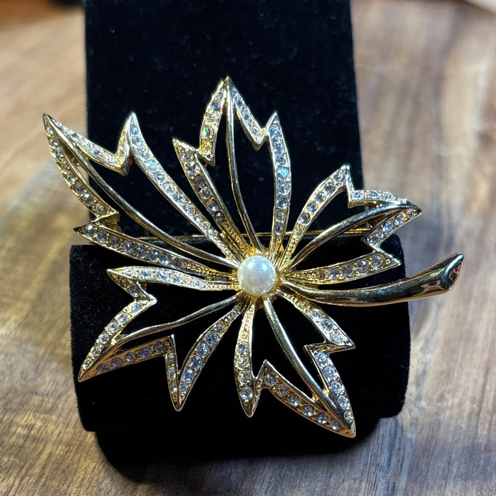 Napier gold tone maple leaf brooch